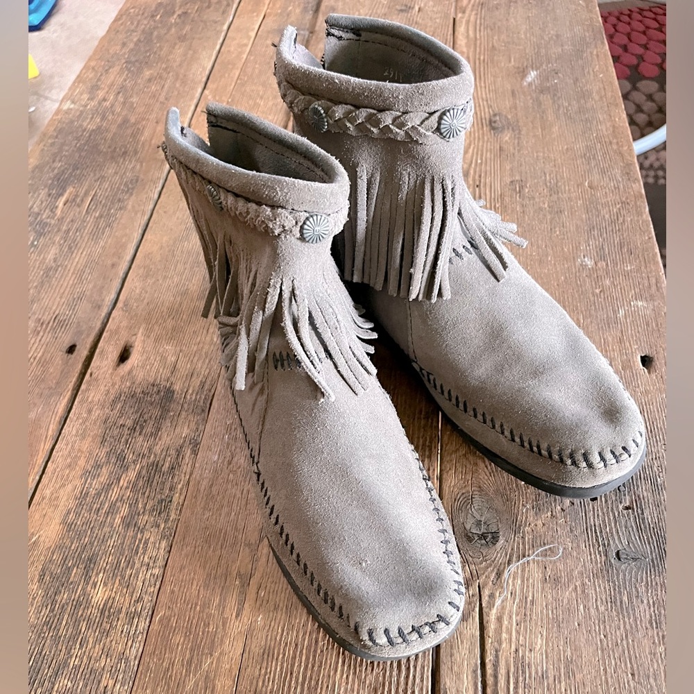 Minnetonka Moccasins. Size 8.5.